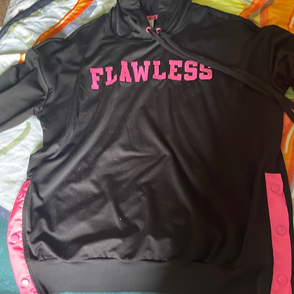 Flawless pink and black long sleeve hoodie. In good condition. Size XXL/2XG (19)